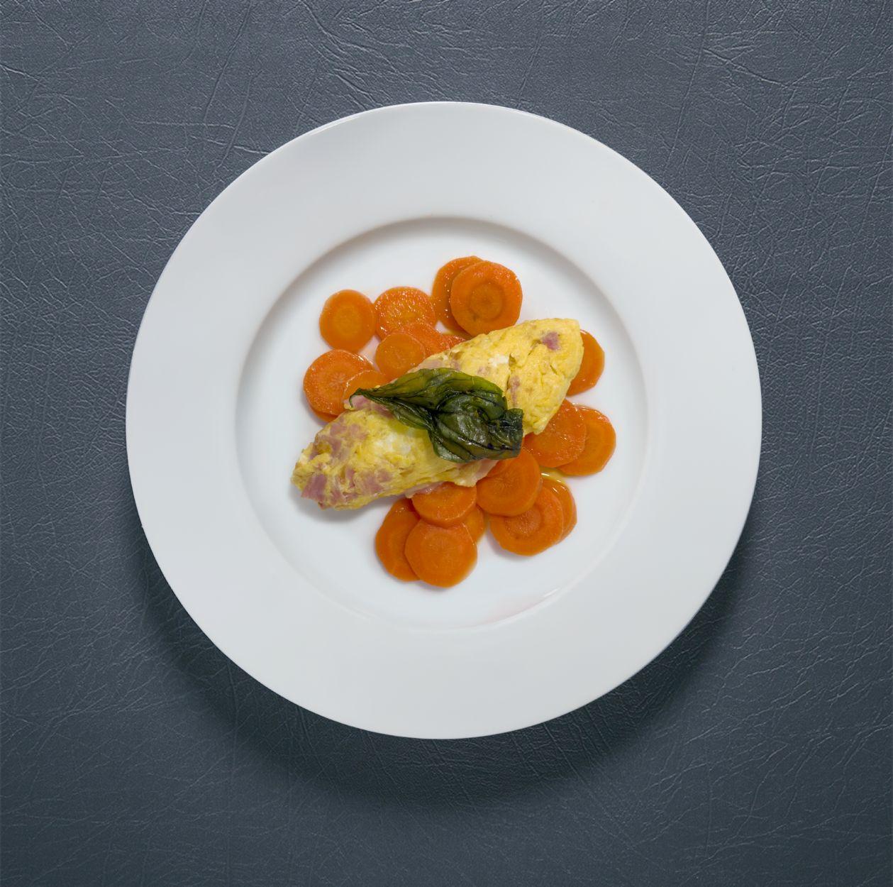 Omelette farcita prosciutto e formaggio e carote vichy